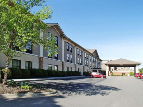  Quality Inn & Suites University  Бун